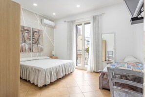 1 bedroom, free WiFi, bed sheets - Room 'Umberto I' with Balcony, Wi-Fi and Air Conditioning (Isola delle Femmine)