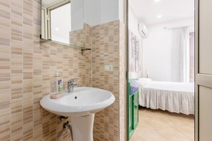 Shower, hair dryer, towels - Room 'Umberto I' with Balcony, Wi-Fi and Air Conditioning (Isola delle Femmine)