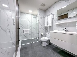 Een douche, een haardroger, handdoeken