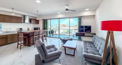 2BR Condo Downtown w/Rooftop Pool