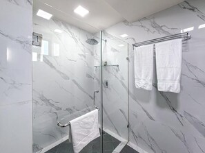 Shower, hair dryer, towels - 2BR Condo w/Rooftop Pool (Isla Mujeres)