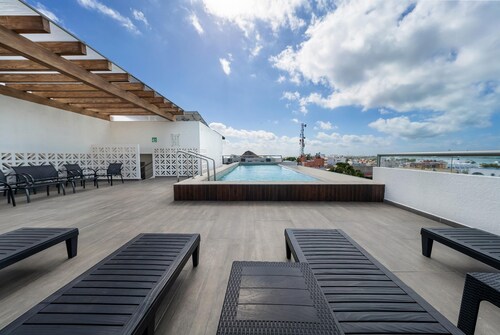 2BR Condo w/Rooftop Pool