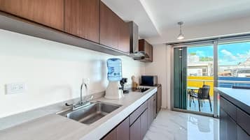 Coffee/tea maker, fridge, microwave, oven
