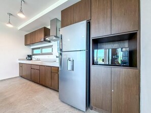 Fridge, microwave, oven, stovetop - 1BR PH w/Rooftop Pool (Isla Mujeres)