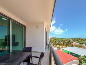 Outdoor dining - 1BR PH w/Rooftop Pool (Isla Mujeres)