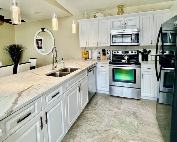 Mikrowelle, Ofen, Herdplatte, Geschirrspüler