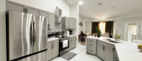 冷蔵庫、電子レンジ、オーブン、コンロ