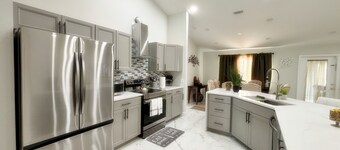 Charming & Modern 4-bedroom 2-bathroom in brilliant Palm Bay