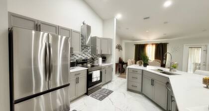 Charming & Modern 4-bedroom 2-bathroom in brilliant Palm Bay