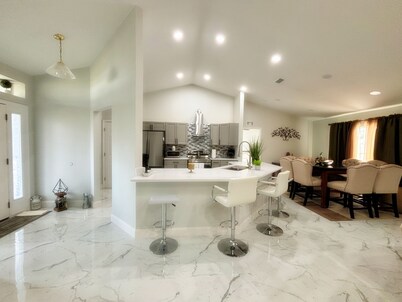 Charming & Modern 4-bedroom 2-bathroom in brilliant Palm Bay