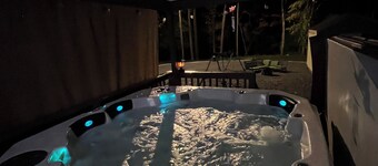 House with JACUZZI * Luxury * 3BR. { ExclusiveDiscounts }