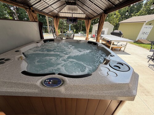 House with JACUZZI * Luxury * 3BR. { ExclusiveDiscounts }