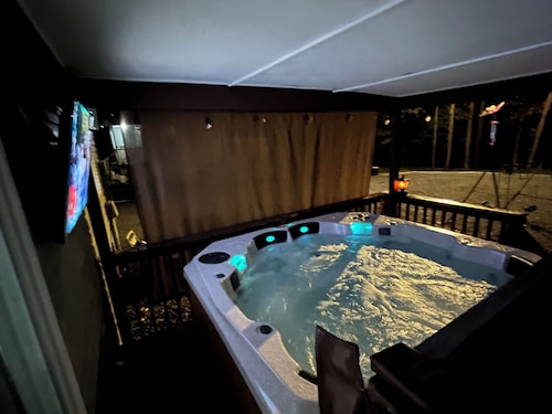 House with JACUZZI * Luxury * 3BR. { ExclusiveDiscounts }