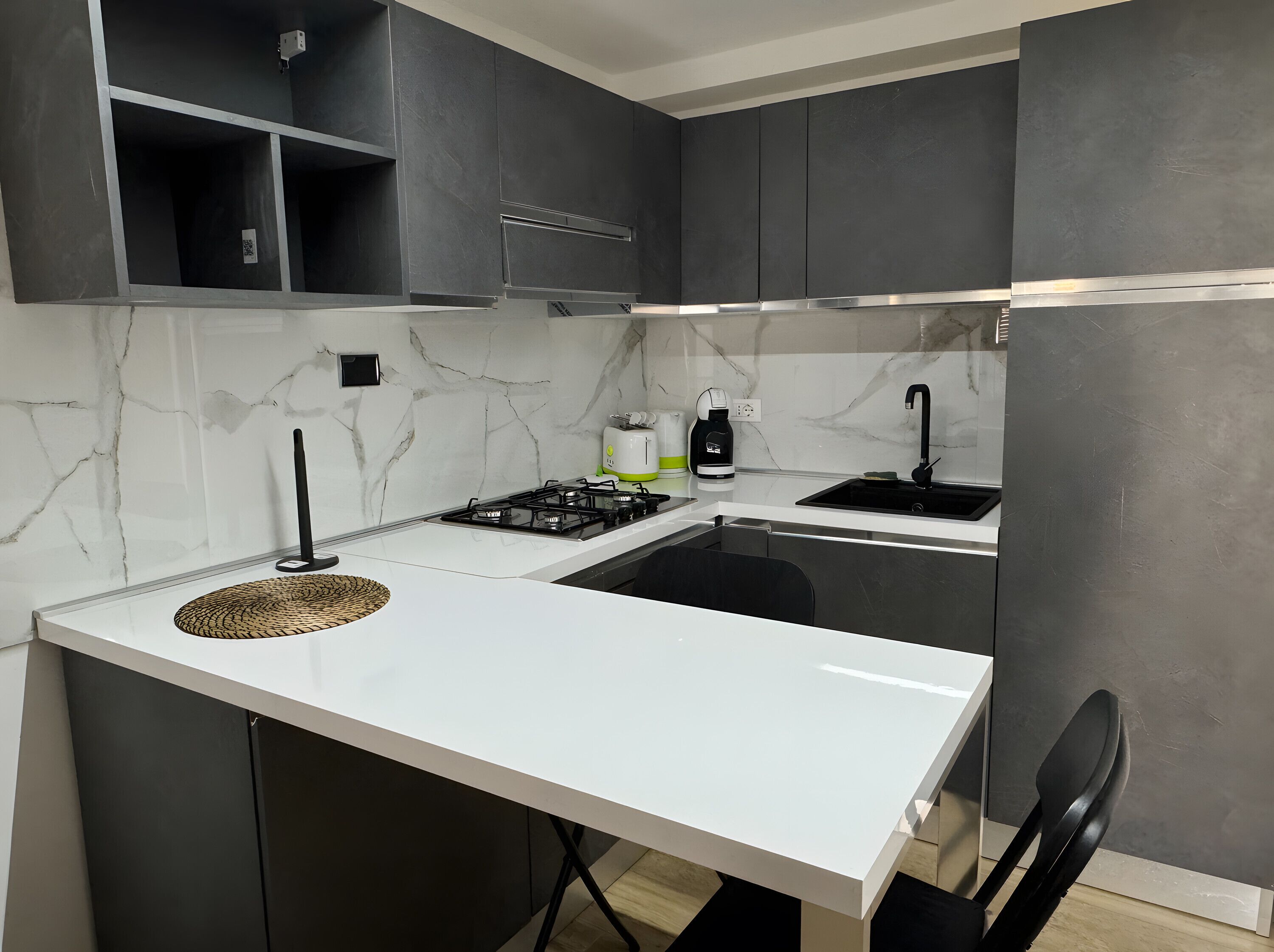 Réfrigérateur, four, plaque de cuisson, cafetière/bouilloire