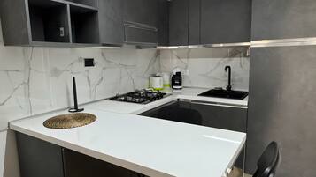 Réfrigérateur, four, plaque de cuisson, cafetiÚre/bouilloire