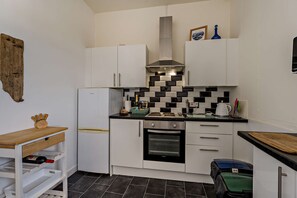 Refrigerador, microondas, horno y utensilios de cocina