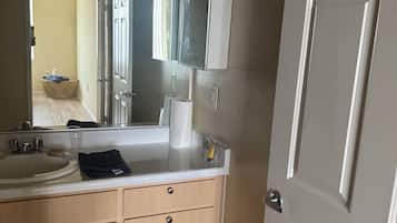 Secadora de cabello, toallas, jabón, papel de baño