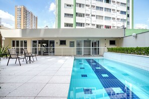 สระว่ายน้ำกลางแจ้ง