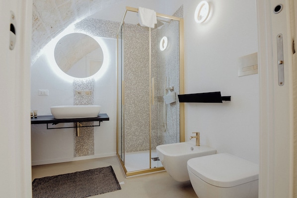 Dusche, Haartrockner, Bidet, Handtücher