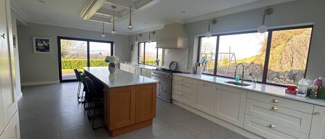 Microones, forn, placa de cuina i rentaplats