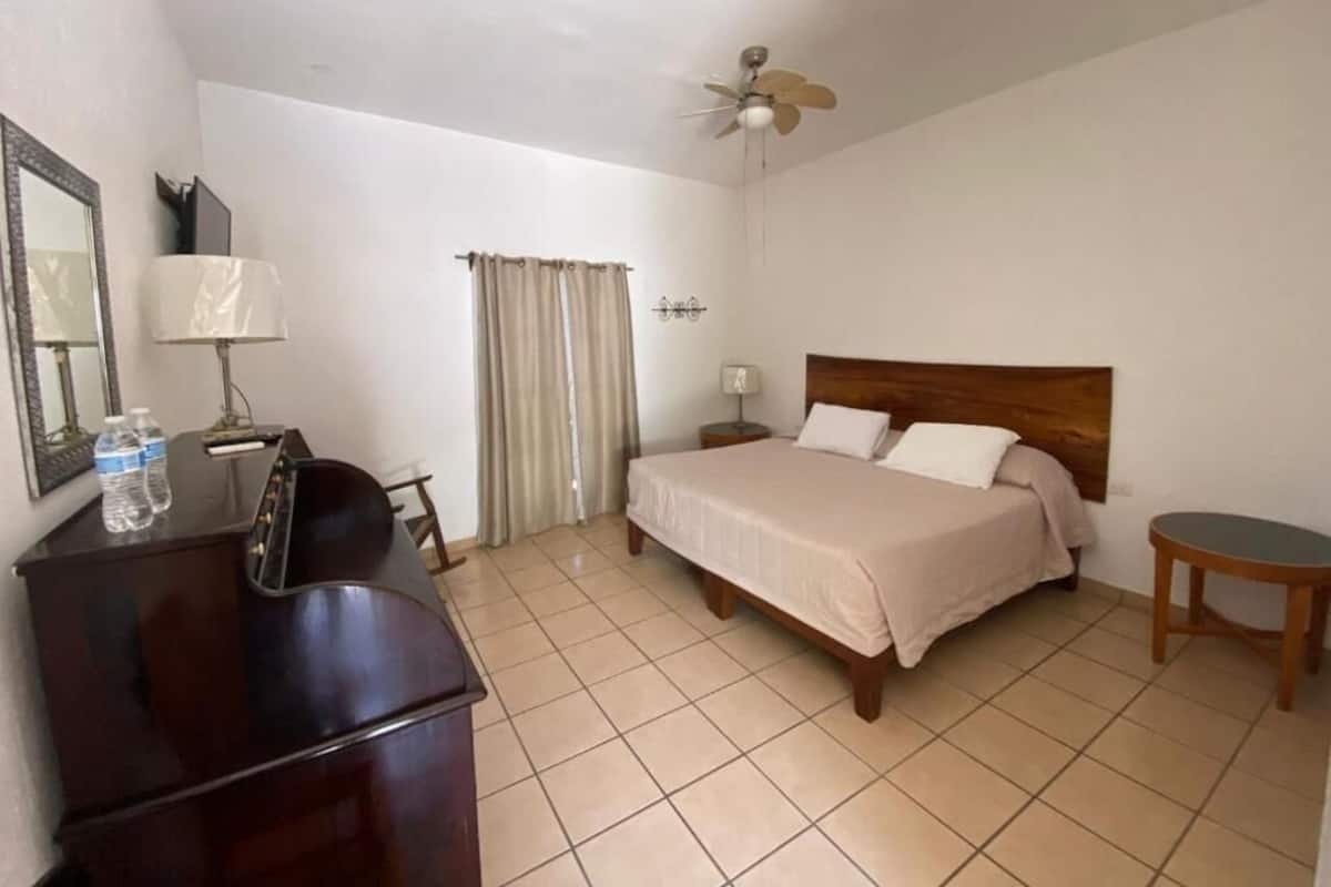 Habitación económica con 1 cama matrimonial o 2 individuales | Escritorio y wifi gratis