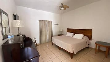 Habitación económica con 1 cama matrimonial o 2 individuales | Escritorio y wifi gratis