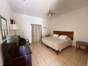 Habitación económica con 1 cama matrimonial o 2 individuales | Escritorio y wifi gratis 