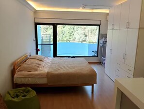 2 slaapkamers, een bureau, een strijkplank/strijkijzer, gratis wifi