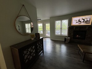 Interior - Spacious 4-bedroom townhome with WiFi, AC in wonderful Saw Creek (Saw Creek)