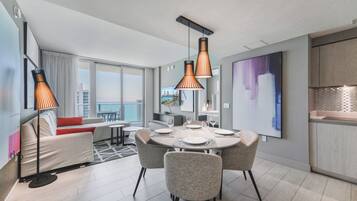 豪華公寓客房, 陽台, 海灘景觀 | 房內用餐區