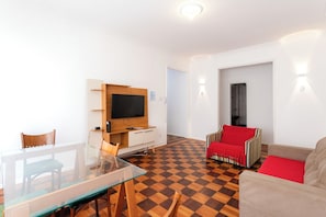 Apartamento básico | Zona de estar | Televisión de 11 cm con canales digitales