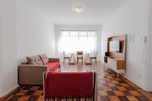 Apartamento básico | Área de estar | TV 11 cm com canais digitais