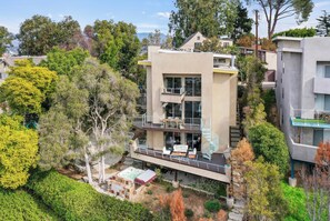 Exterior - Skydeck 3-br house w gym, hot tub, amphitheater, Hwood sign, Griffith, lake view (Los Angeles)