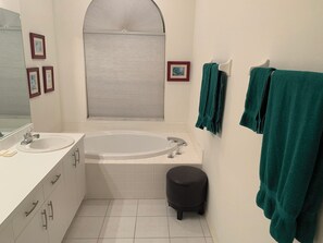 Dusche, Whirlpool, Handtücher