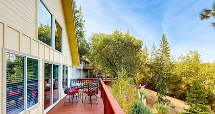 Serene home with spacious deck, fireplace, loft, nearby amenities, dog friendly