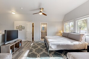 1 bedroom, iron/ironing board, internet, bed sheets - Serene home with spacious deck, fireplace, loft, nearby amenities, dog friendly (Groveland)