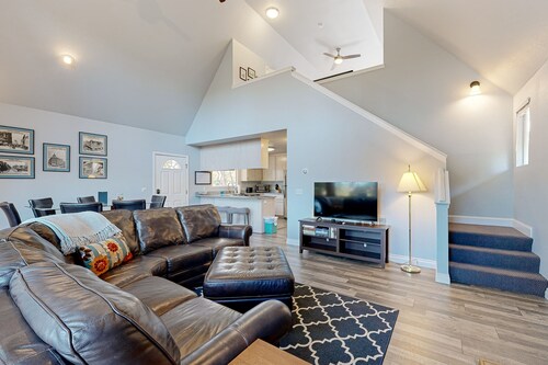 Serene home with spacious deck, fireplace, loft, nearby amenities, dog friendly