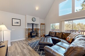 TV, fireplace - Serene home with spacious deck, fireplace, loft, nearby amenities, dog friendly (Groveland)