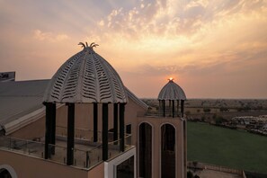 Voorkant accommodatie - avond/nacht