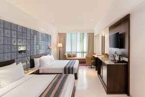 Grand tweepersoonskamer, 2 queensize bedden | Een bureau, een laptopwerkplek, gratis wifi