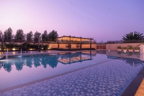 Una piscina al aire libre