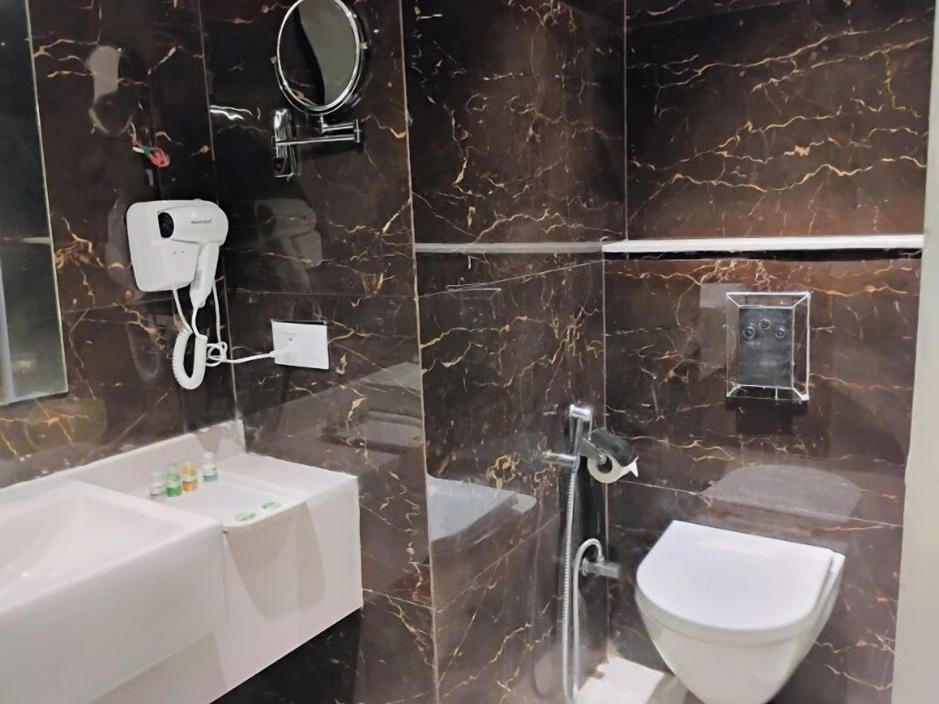 デラックス ダブルまたはツインルーム シティビュー | バスルーム | シャワー付き浴槽、ヘアドライヤー、タオル、石鹸