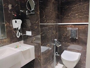 Kahden hengen deluxe-huone (yksi tai kaksi sänkyä), kaupunkinäköala | Kylpyhuone | Suihkun ja ammeen yhdistelmä, hiustenkuivaaja, pyyhkeet, saippua