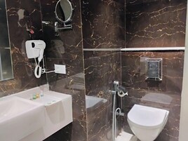 Habitación Deluxe con 1 cama doble o 2 individuales, vistas a la ciudad | Baño | Ducha y bañera combinadas, secador de pelo, toallas y jabón