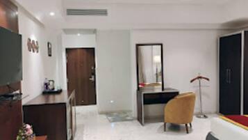 Escritorio, espacio para trabajar con laptop y wifi gratis