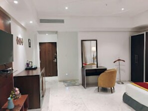 Työpöytä, kannettavalle tietokoneelle sopiva työtila, ilmainen Wi-Fi