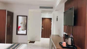 Habitació doble o amb dos llits individuals Deluxe, vistes a la ciutat | Escriptori, espai de treball apte per a portàtils i wifi gratuïta