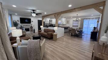 Smart-TV, Kamin, Arbeitsbereiche