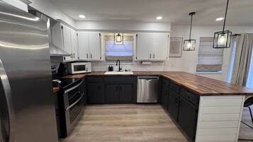 Geladeira, micro-ondas, fogão, cooktop