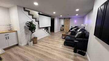 TV connectée, cheminée, espaces bureaux